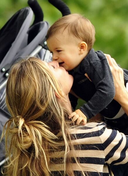 Gisele-Bundchen-Baby-Benjamin-Play-at-the-Park-gisele-bundchen-15687245-816-1222.jpg