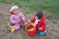 kinder-spielen-im-sand.jpg