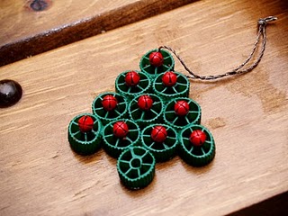 http://rukomir.ru/wp-content/uploads/2010/12/makaronnye-yolochki-ili-yolochnye-makarony1.jpg