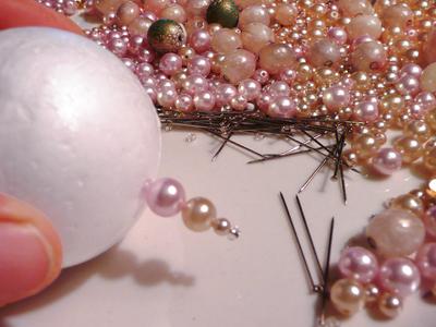 Original_Christmas-Ornament-pin-in-styrofoam_s4x3_lead (400x300, 23Kb)