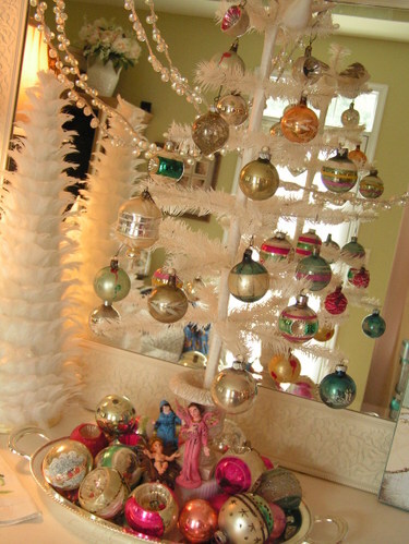 feather_tree_with_vintage_glass_bul (375x499, 73Kb)