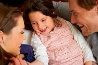 22463--mutter-vater-kind-gluecklich--b6ca172f25.jpg
