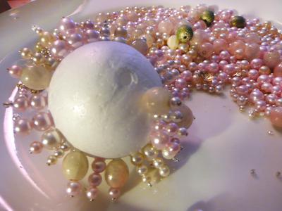 Original_Christmas-Ornament-beads-pins-styrofoam_s4x3_lead (400x300, 22Kb)