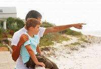 padre-e-figlio-di-fronte-al-mare.jpg